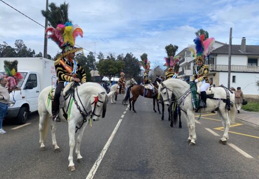 O desfile dos ‘xenerais da Ulla’ e dos personaxes do entroido chega ás rúas Fonte Díaz e pecha o carnaval na comarca da Ulla